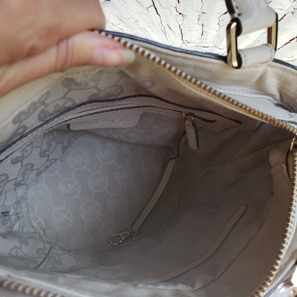 Retired Michael Kors Kingsbury Leather Bucket Bag. 021322 Small - Picture 4 of 8